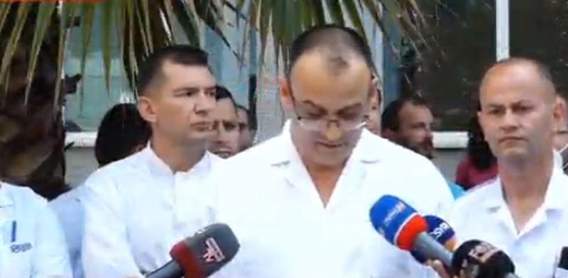 Mjekët e “Traumës” në protestë: Arrestimi i kolegëve s’i jep fund korrupsionit 800 0 60e6a8b8885aa 1