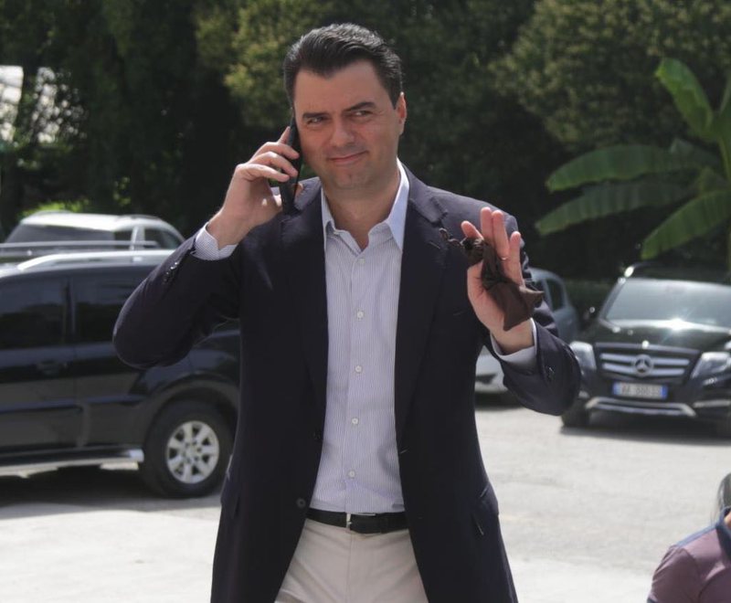 Mblidhen demokratët, Basha mbërrin në selinë e PD, ja si u shmanget gazetarëve 800 0 60eec725a75af