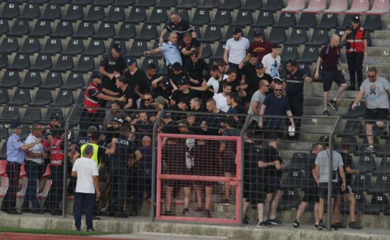 Plas keq mes policëve dhe tifozëve të huaj në “Elbasan Arena” 800 0 6102f65e5c4cf
