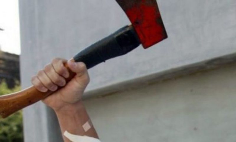 Belsh/ Kushërinjtë “luftë” me sëpata mes tyre për gardhin, dy të plagosur 800 0 6103da145582d