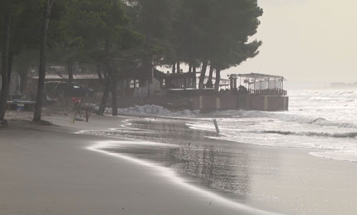 Moti i keq/ Pushuesit largohen nga plazhi Shëngjinit, krijohet trafik në Balldre-Milot 8FE8B5AC F496 455D B782 19B25E7654D3