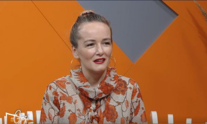 E fotografuan duke fjetur në Kuvend, reagon ashpër deputetja shqiptare Adriana Matoshi