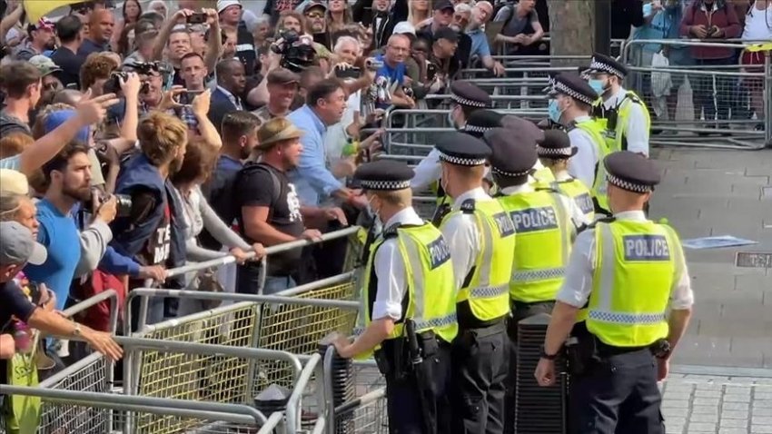 Policia britanike ka ndërhyrë në protestën kundër vaksinimit B06559A6 DE02 42B2 B08B 34F5AF1D1D60