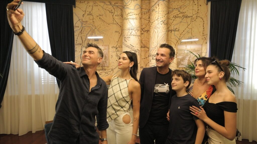 Këngëtarja e famshme shqiptare Dua Lipa mbërrin në Tiranë, takohet me kryebashkiakun Veliaj IMG 20210723 WA0056