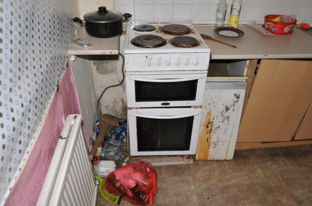 Trajtonte si skllevër rumunët, dënohet shqiptari në Britani: I linte punonjësit në një godinë me minj 1 Kitchen in property 640x424 1
