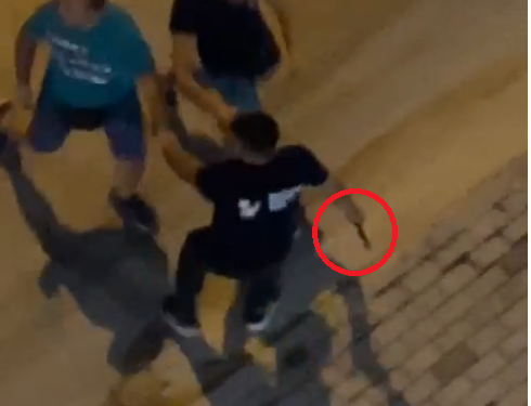 I ngacmuan të dashurën dhe e kërcënuan me thikë. Turisti në Sarandë sherr me pronarët e biznesit Sarande 1 490x375 1