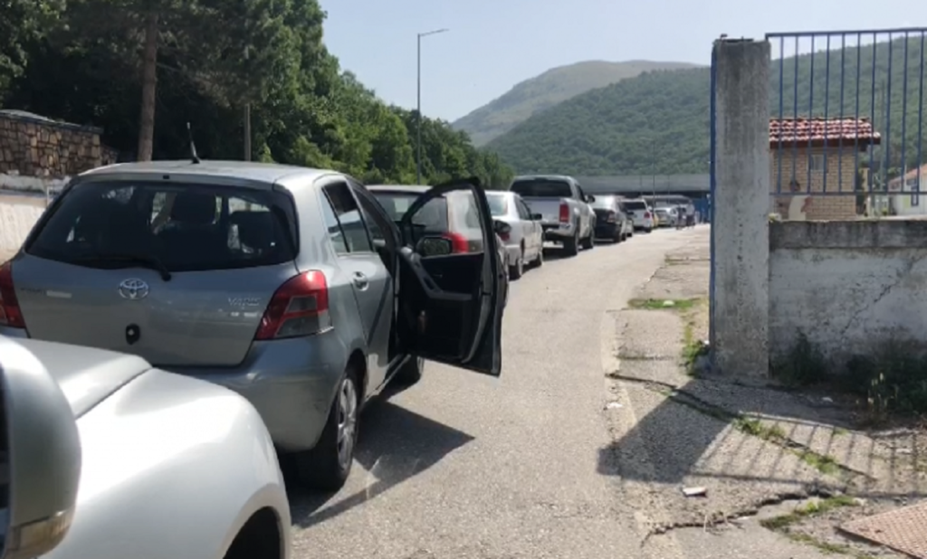 Radhë kilometrike në Kapshticë, udhëtarët shqiptarë mbi një orë që presin për të kaluar në Greqi Screenshot 4 15 745x450 1