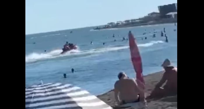 I riu bën manovra të rrezikshme me motorr uji në breg të detit, plazhistët pak metra larg tij rrezikojnë jetën (VIDEO) Screenshot 7 6 1