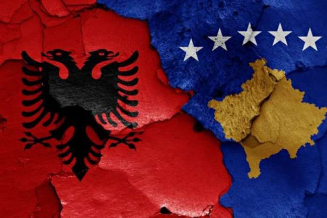 Miqësore Kosovë-Shqipëri, veteranët e futbollit nderojnë legjendën “Fadil Vokrri” Shqiperi Kosove 1