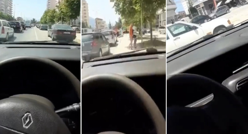 Shoferi i “çmendur” futet mes trotuarit për të shmangur trafikun Untitled