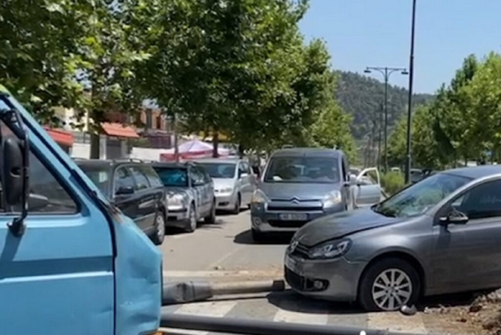 Aksident në Elbasan, përplasen dy makina aksident elbasan