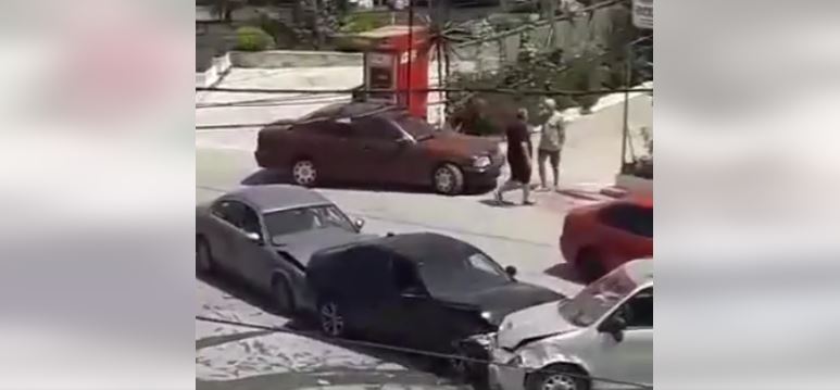 Aksident i trefishtë në Sarandë, automjetet bëhen ‘copash’ aksident