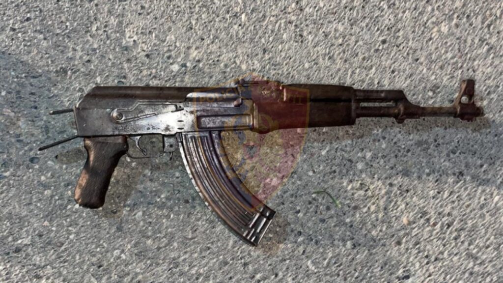 Kanos një familje duke qëlluar me armë në ajër, në pranga 23-vjeçari arme