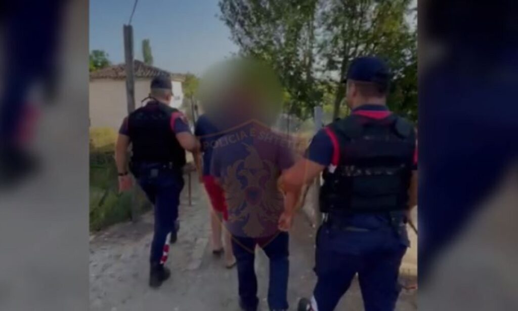 U kapën me 2.3 kg lëndë narkotike dhe fidanë cannabis sativa, arrestohen babë e bir në Fier arrestimm