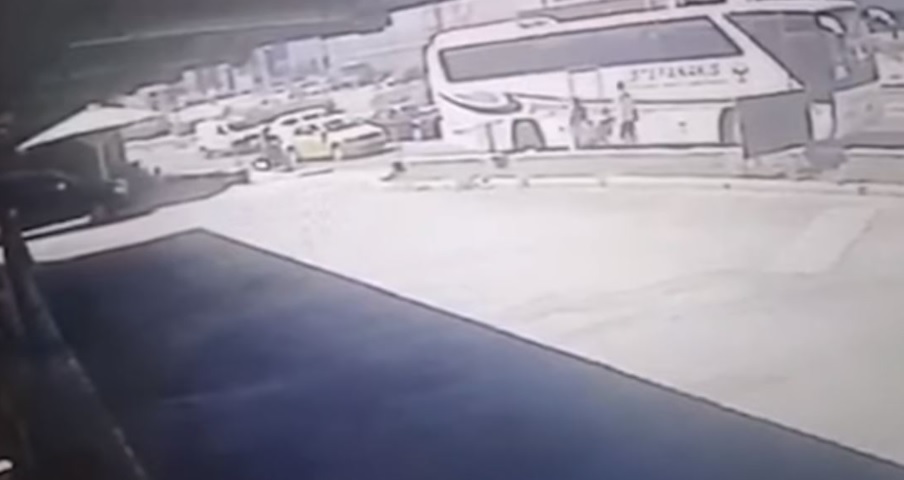 “Djali im jeton falë një mrekullie”, dalin pamjet, shqiptarët rrethojnë dhe qëllojnë të miturin athine