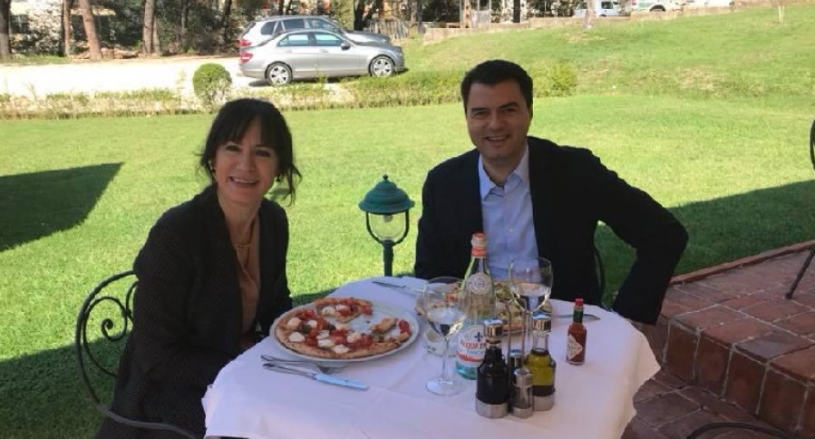Festë në familjen e Lulzim Bashës, Aurela ndan foton aurela lulzim basha