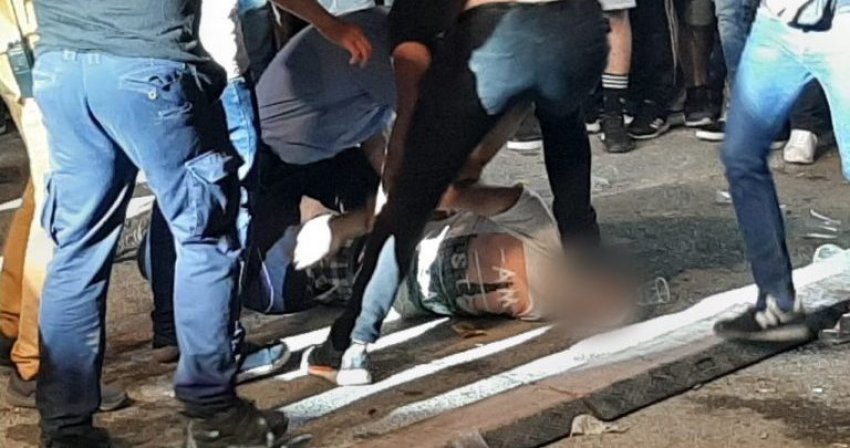 Përplasin makinat me njëri-tjetrin, dy turistët në Orikum dalin nga mjeti dhe konfliktohen me sende të forta auto sherri lezhe 768x405 11591416773