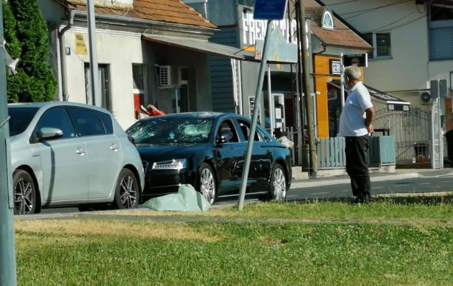 I kishte disa paga borxh, kroati i shkatërron makinën me sëpatë ish-shefit auto vetura21625600781