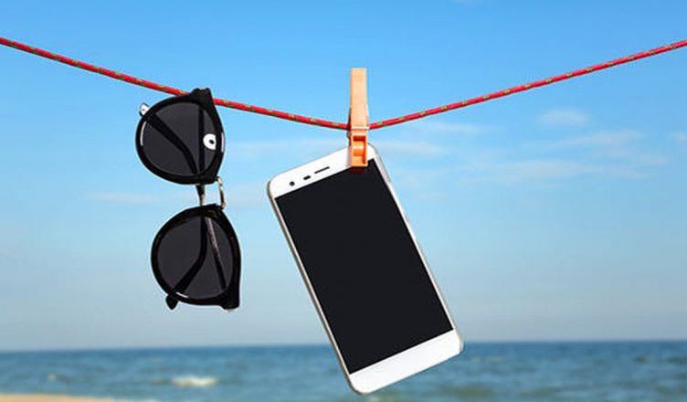 Mbrojeni celularin në plazh nga këto 3 rreziqe celular