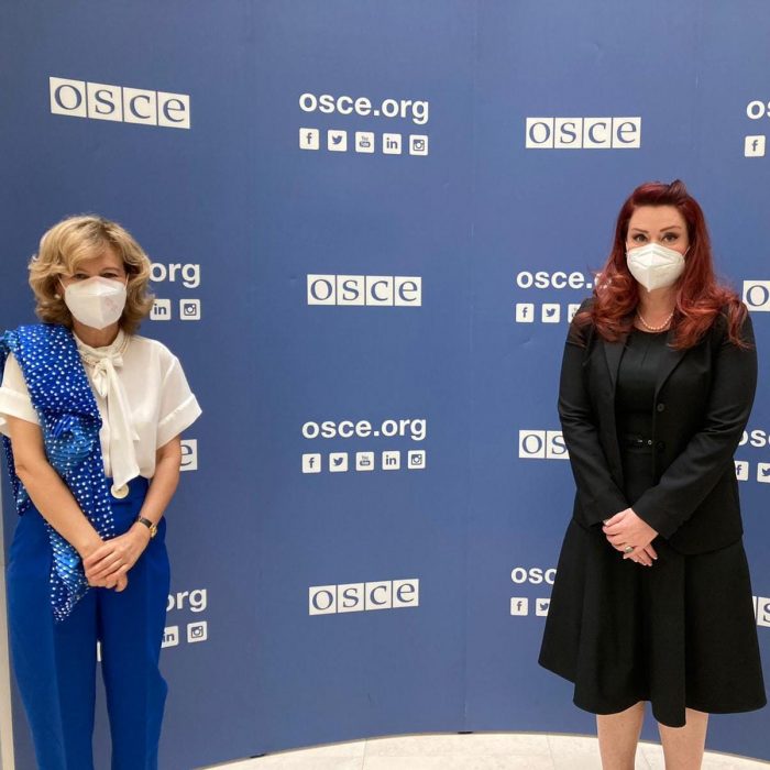 Kryetarja e AMA-s, Armela Krasniqi takon Përfaqësuesen e Lartë për Lirinë e Medias në OSBE, Teresa Ribeiro d1cc8ed1 3925 4c87 9f5f be329829990d
