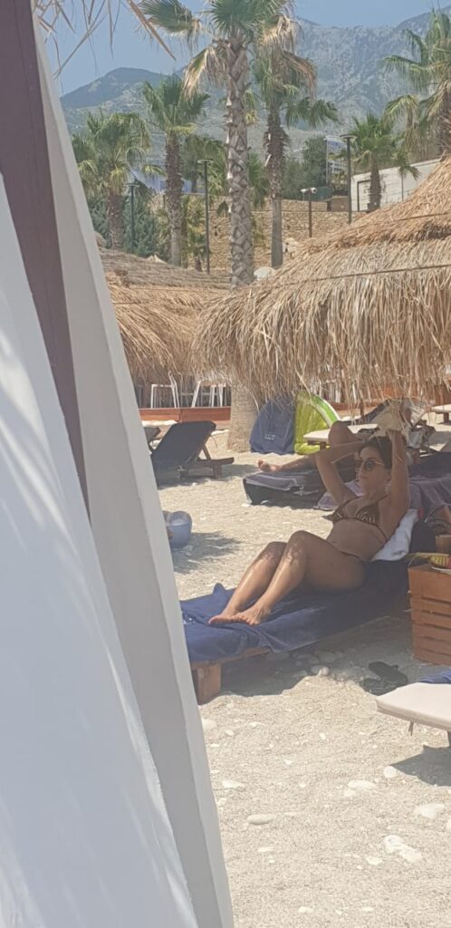 FOTO/ Elhaida Dani fotografohet në Dhërmiun e bukur, pak pushim para se t’i rikthehet studios së regjistrimit? 1 d3ffd985 61dd 4b30 8e96 3771eac2d4c9