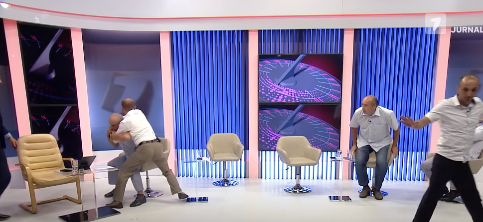 Plas grushti në emision live/ Pas akuzave, ish-zv. Ministri i Brendshëm rrihet me anëtarin e partisë… dd 5