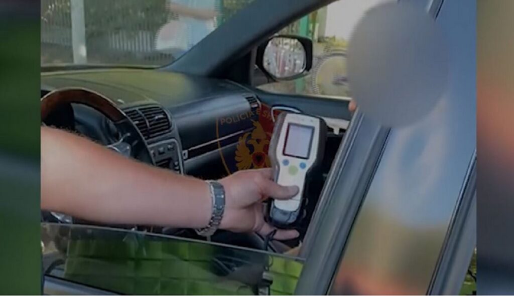 Me shpejtësi “rrufe” e manovra të çmendura në Durrës-Tiranë, pranga shoferit 27-vjeçar drager