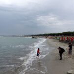 FOTO/ "Shi në plazh", qytetarët nuk braktisin detin 5 ebfbdcd1 ba48 4ab1 8108 5fa8cd30d08c