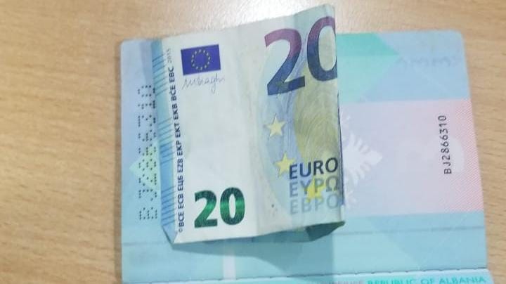Tentojë të korruptojë policin në kufi, në hetim 28-vjeçari eurooo