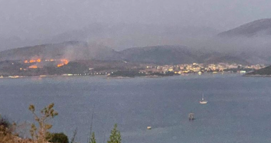 Media greke: Zjarri i madh përfshin Ksamilin në Sarandë, flakët duken deri në Korfuz (VIDEO) flake sarande