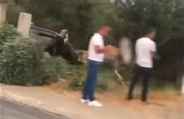 Video/ Aksident te Gjiri i Lalzit, makina përfundon e përmbysur në kanal gjiri i