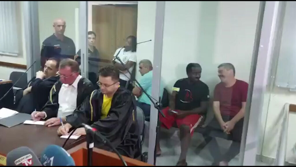 Procesi gjyqësor i mashtruesve afrikanë, gruaja shpërthen në lot në mes të seancës: Erdha në Shqipëri për të luajtur futboll në vitin 2017, nuk dija asgjë për zhvatjen gjyqi