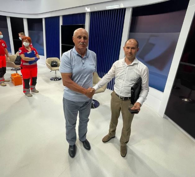 Plas grushti në emision, ish-zv. Ministri i Brendshëm rrihet me anëtarin e partisë… grushti 1
