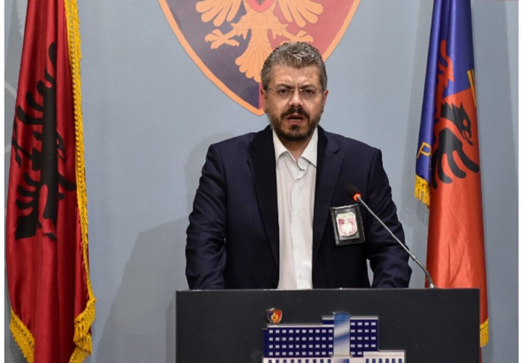 Krimet kompjuterike, zbulohet skema e mashtrimit. E përfshirë një vajzë hergis jica