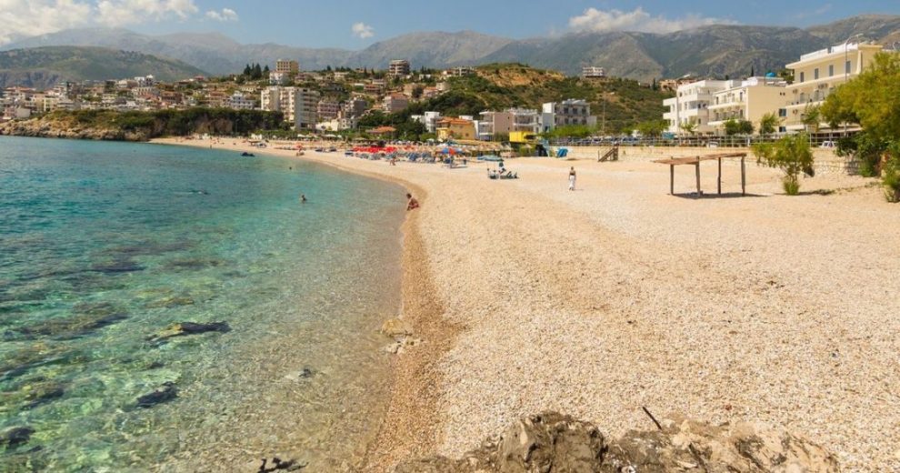 I vodhi paratë në kuletë menaxherit të lokalit, vihet në pranga 19-vjeçari në Himarë himare beach ii scaled 1