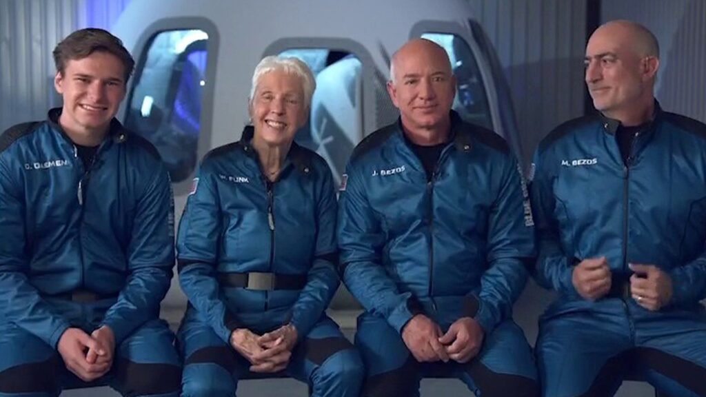 VIDEO/ Miliarderi Jeff Bezos udhëton në hapësirë, realizon me sukses fluturimin e parë image