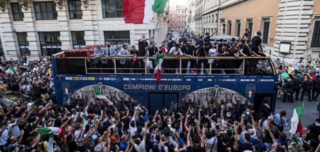 (Video) Italianët festë të çmendur, autobus i hapur dhe mijëra njerëz në rrugët e Romës italia autobusi