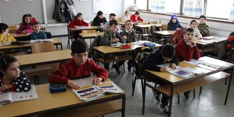 Ministrja Kushi: Mbyllen shkollat javën e ardhshme klase
