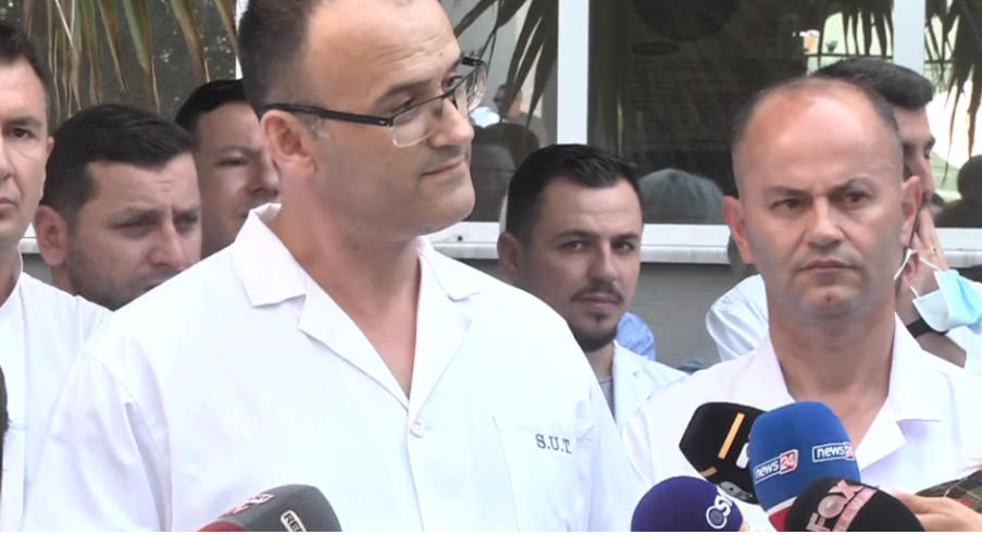 “Kanë dhënë njerëzit bakshish dhe vazhdojnë të japin”, mjekët e Traumës në protestë pas arrestimit të kolegëve: Problem sistemi! mjeket trauma