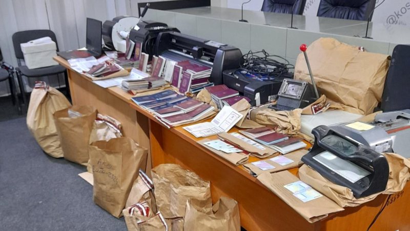 Zëri i Amerikës shkruan për goditjen e bujshme të Europol: Si emigrantët shqiptarë të paligjshëm niseshin drejt Europës e SHBA-ve pasaporta