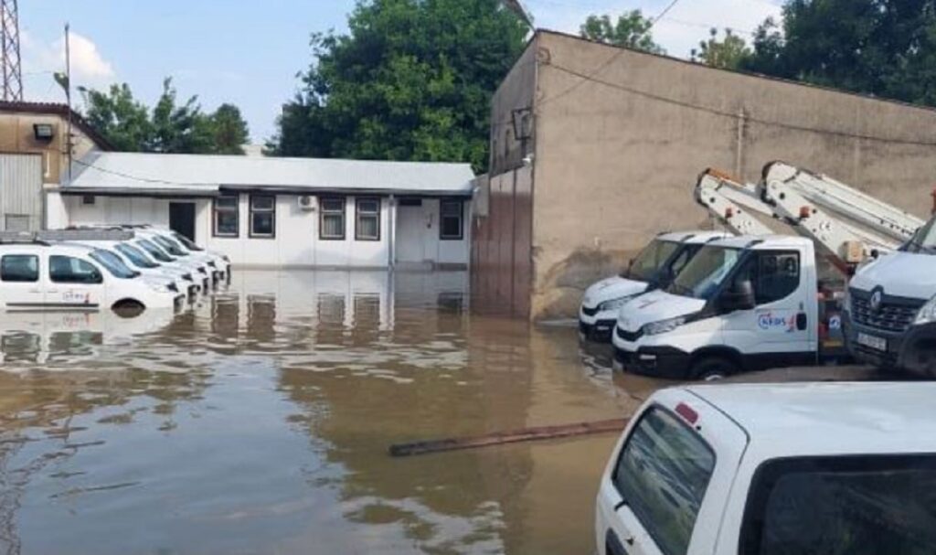 Reshjet e shiut shkaktojnë përmbytje të mëdha në Kosovë, makinat nën ujë permbytje kosove