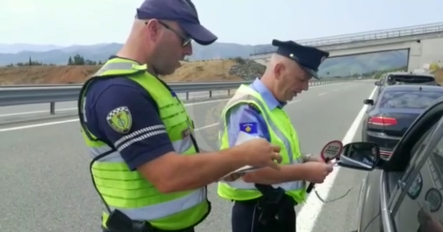 Të dehur në timon dhe me shpejtësi jashtë norme, Policia arreston 11 shoferë, vendosen mijëra gjoba policia 3 1