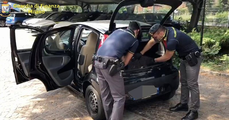 I veshur me pallto në mes të vapës, policia shtanget nga ajo që zbulon për shqiptarin policia italiane