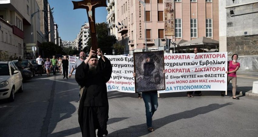 Covid-19/ Dilemat e Kishës Ortodokse në Shqipëri për vaksinimin dhe një paralelizëm me atë që po ndodh në Greqi 1 prift proteste