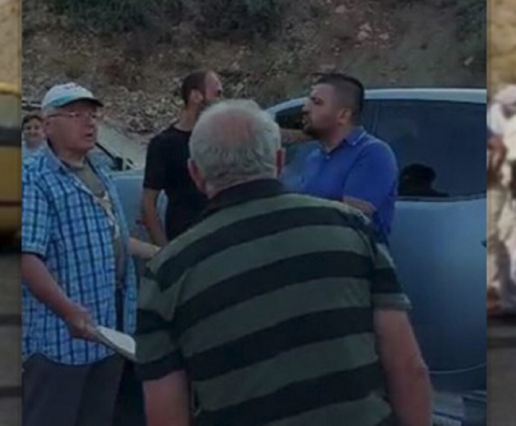 Banorët e Senicës bllokojnë rrugën me gurë: Të ndërtohet deri të fshati jonë protesta