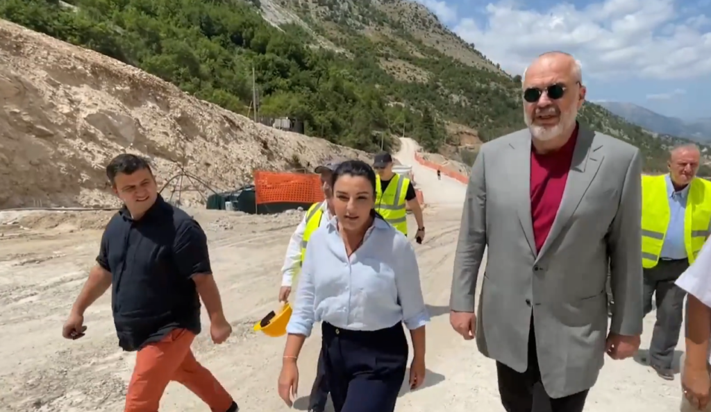 Rruga do shkurtojë me 3 orë distancën Tiranë- Sarandë, Rama inspekton punimet në tunelin e Skërficës rama