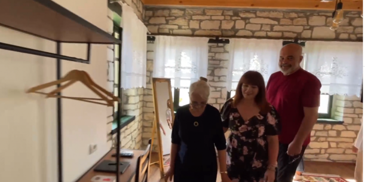 “Me vjehrrën si shkoni?”/ Edi Rama në një bujtinë në Gjirokastër, ja si i përgjigjet nusja pyetjes ngacmuese të kreut të qeverisë rama libohove