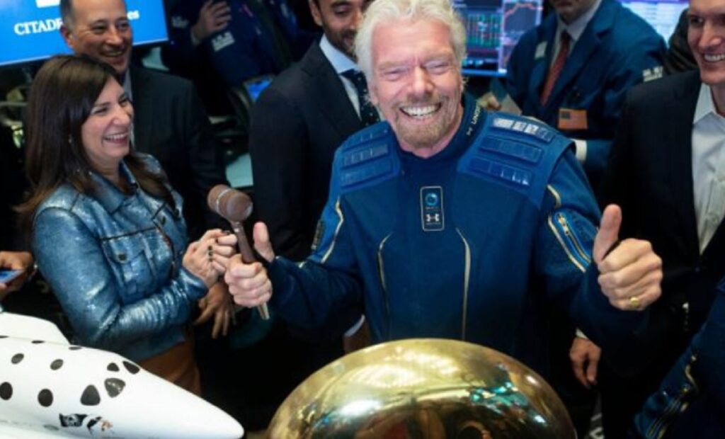 Miliarderi Richard Branson realizon me sukses fluturimin drejt hapësirës richard brenson