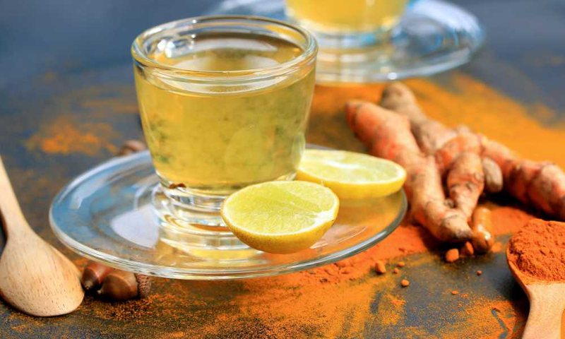 Përfitimet që merr trupi nga konsumimi i ujit me shafran dhe limon safran