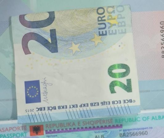 Brenda pasaportës 20 euro, shoqërohet 26-vjeçari që tentoi të korruptojë policin në Kapshticë sgg 532x450 1